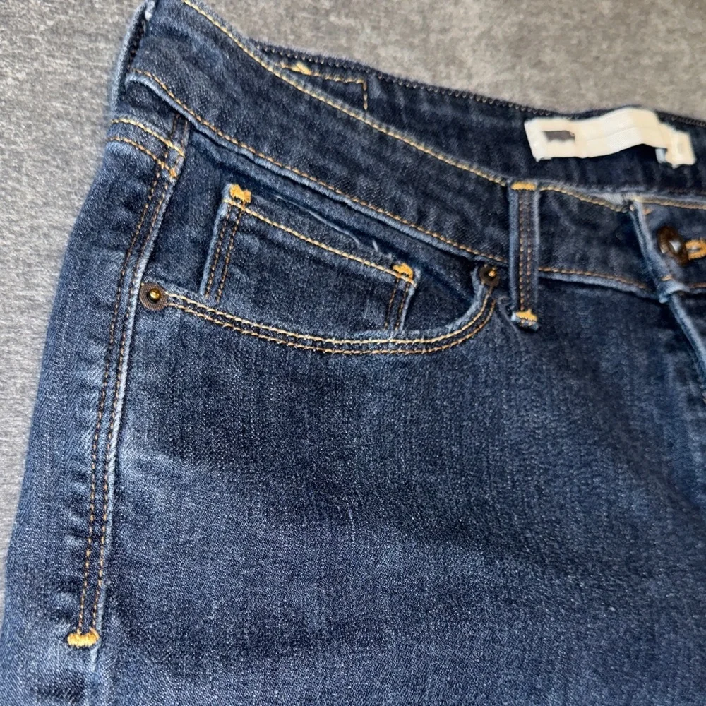Levis Strauss- Women’s Classic Blue Denim Cuffed Capris Size 6 - Picture 6 of 15